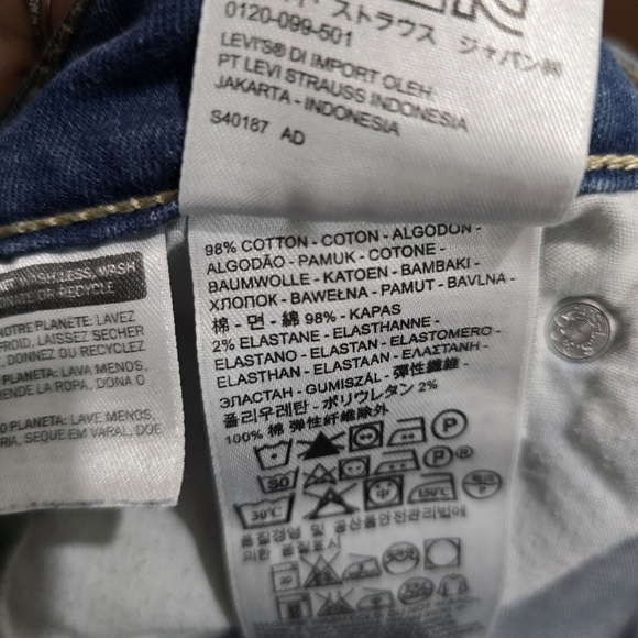 ⭐️40% Off⭐️ Levi's Boyfriend Skinny with Distressed Stitched Patch - Picture 15 of 15